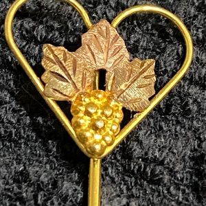 Lapel Pin: 10K Black Hills gold